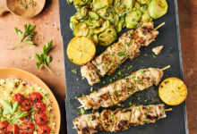 Brochettes d’épaule d’agneau marinées au yaourt cumin