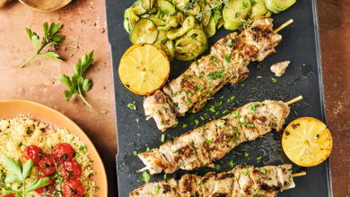 Brochettes d’épaule d’agneau marinées au yaourt cumin