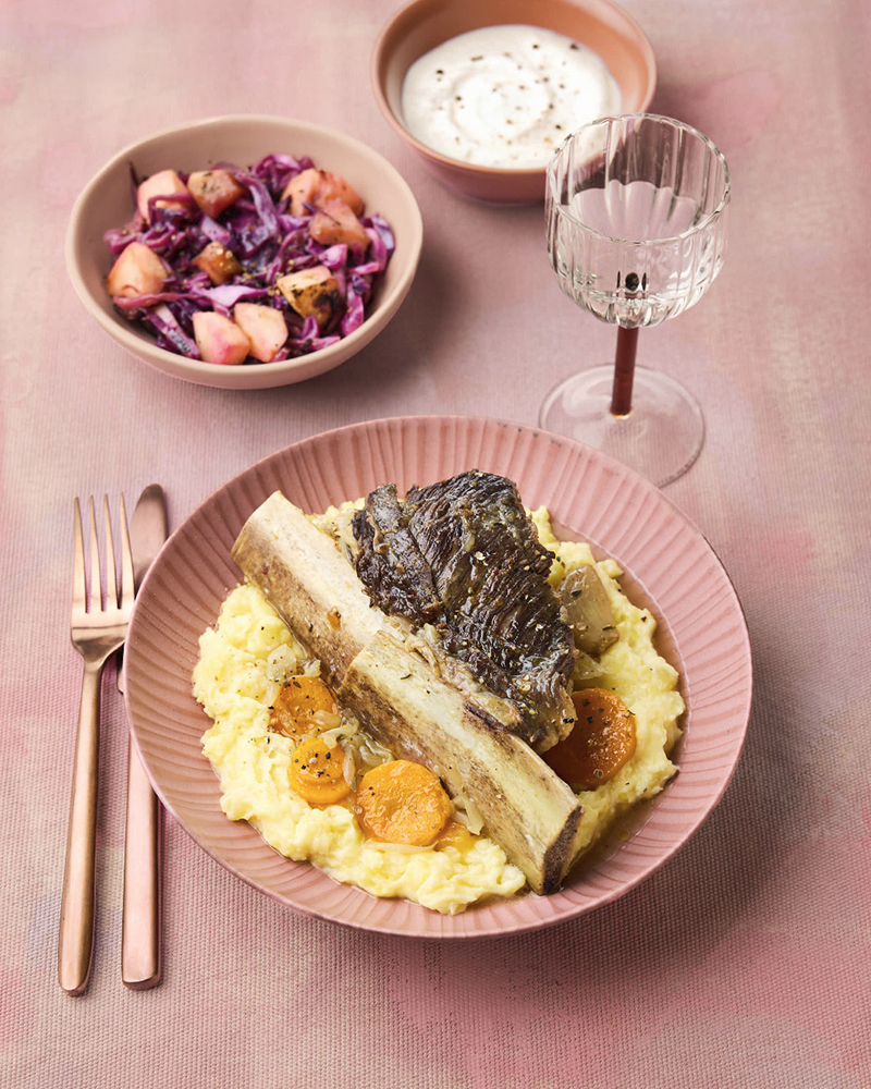 Plat de côtes de bœuf confites, écrasé de pommes de terre chou rouge braisé