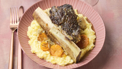Plat de côtes de bœuf confites, écrasé de pommes de terre chou rouge braisé