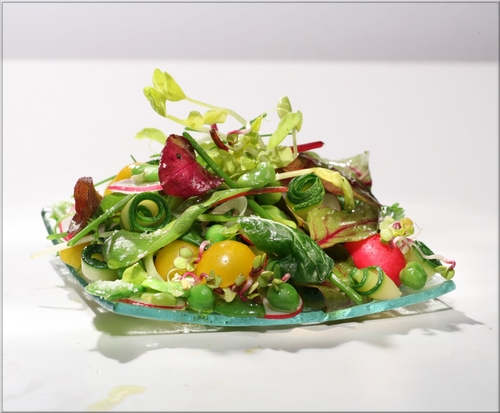 gaspacho_de_petit_pois_frais_a_la_menthe_sur_son_lit_de_salade_d_herbes-