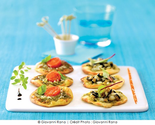 mini_pizza_aperitif_tomme_de_chevre_tomates_cerises_et_pesto_verde_mozzarelle_aubergine_et_pesto_verde_