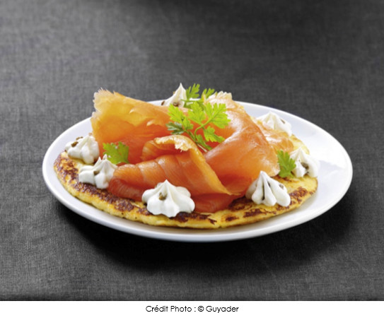 blinis_amandine_truite_de_bretagne_fumee_et_sa_chantilly_aux_cepes