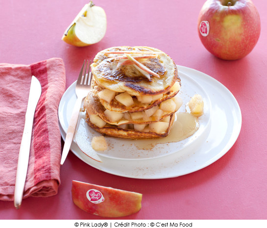 pyramide_de_pancakes_a_la_compote_de_pommes_et_sirop_d_erable