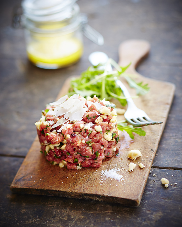 Tartare de bœuf aux noix ail persil et copeaux de parmesan A Vos Assiettes