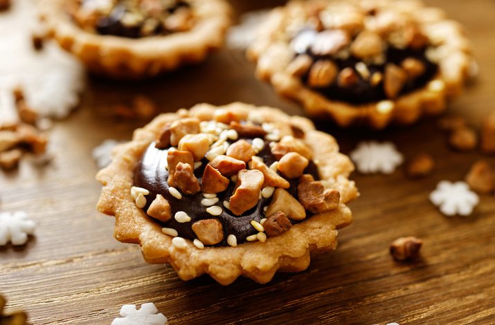 Tartelettes Au Caramel Beurre Salé, Chocolat Et Noisettes | A Vos ...