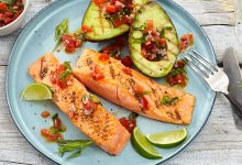 Filets de saumon grillés, avocat salsa de tomate épicée