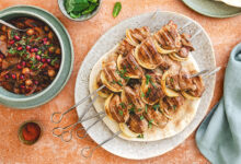 Brochettes gigot d’agneau oignons, aubergines libanaise
