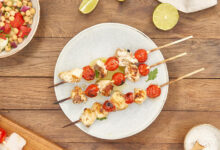 Brochettes de lotte tomates cerises salade de pois chiches