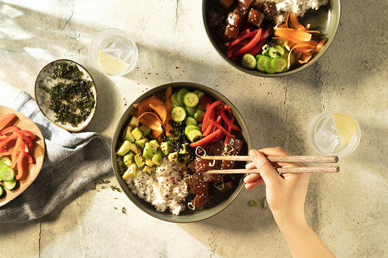 Poké bowl thon et sauce soja sucrée