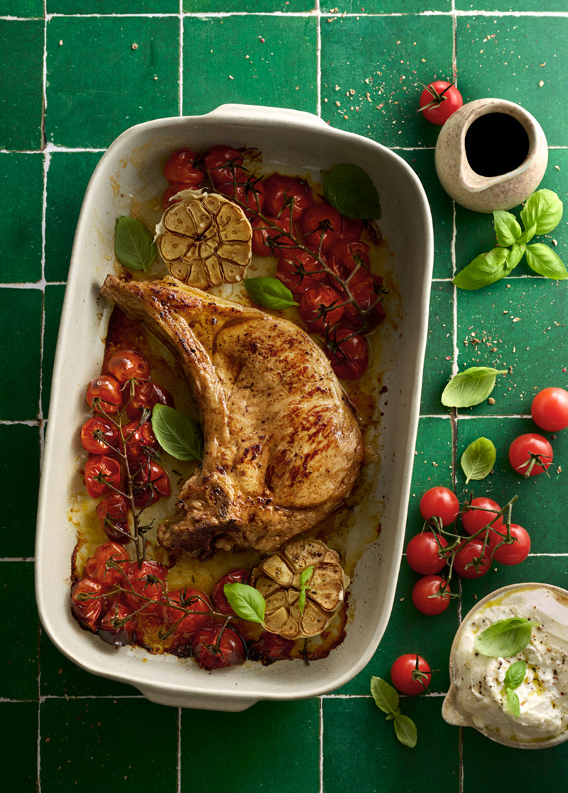 Côte de veau rôtie vinaigre balsamique, tomates têtes d’ail rôties, burrata, basilic