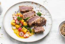 Tataki de thon, salade de mangue radis sésame