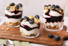 Verrines myrtilles, chantilly chèvre frais crumble